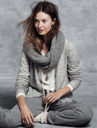 Grey Cardigan Outfits For Women: This combination of a grey cardigan and grey sweatpants is beyond versatile and provides instant cool.