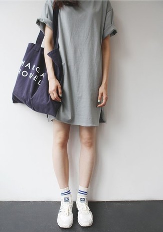 Navy Canvas Tote Bag Outfits: A grey casual dress looks so great when matched with a navy canvas tote bag. To introduce a little depth to this ensemble, complete your outfit with white low top sneakers.