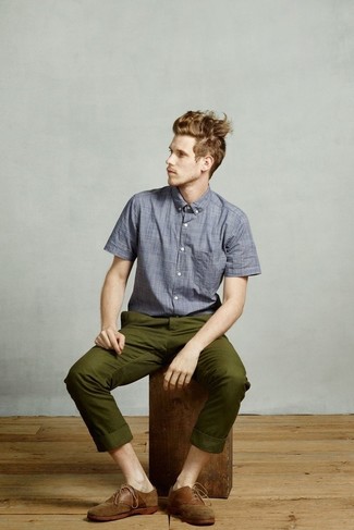 Charcoal Short Sleeve Shirt Outfits For Men: A charcoal short sleeve shirt and olive chinos are the kind of a no-brainer casual combination that you need when you have no time. Take a more sophisticated approach with footwear and introduce a pair of brown suede oxford shoes to your outfit.