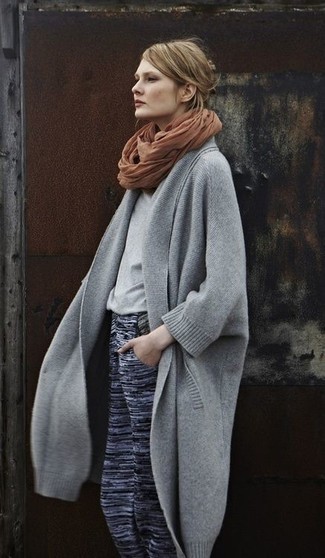 Brown Scarf Outfits For Women: A grey coat and a brown scarf are a nice combination to add to your casual styling lineup.