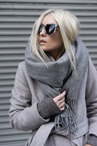 Grey Oversized Sweater Outfits: A grey oversized sweater and a grey coat are a great combination to keep in your casual repertoire.