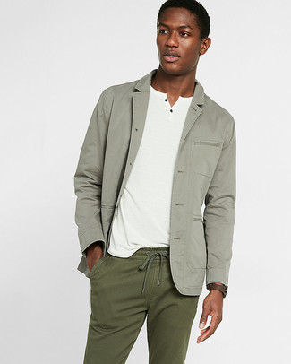 Olive Sweatpants Outfits For Men: The formula for relaxed casual style? A grey cotton blazer with olive sweatpants.