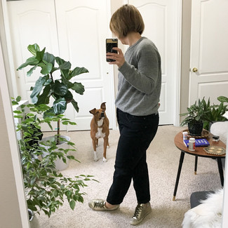 Grey Crew-neck Sweater Outfits For Women After 40: This is undeniable proof that a grey crew-neck sweater and black boyfriend jeans look amazing when combined together in a casual outfit. When not sure as to the footwear, complement your look with silver leather low top sneakers.