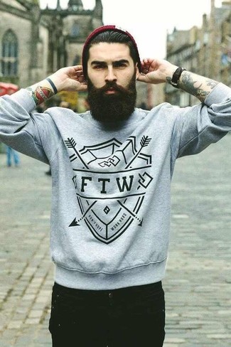Red Beanie Outfits For Men: If you like city casual getups, why not pair a grey print crew-neck sweater with a red beanie?