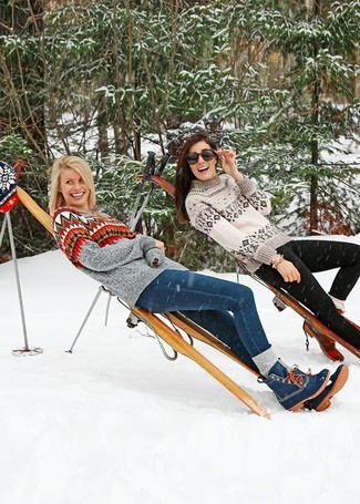 Snow Boots Outfits For Women: A grey fair isle crew-neck sweater and blue skinny jeans will allow you to flaunt your fashion-savvy side. Introduce snow boots to the mix to instantly amp up the wow factor of this outfit.