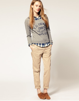 Oxford Shoes Outfits For Women: This totaly stylish off-duty look is ever-so-simple: a grey print crew-neck sweater and beige chinos. Boost the dressiness of your ensemble a bit by slipping into a pair of oxford shoes.