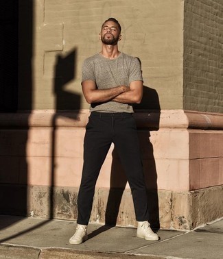 Chinos with High Top Sneakers Hot Weather Outfits: If you're after a casual but also stylish ensemble, pair a grey crew-neck t-shirt with chinos. Play down the classiness of this look by finishing with high top sneakers.