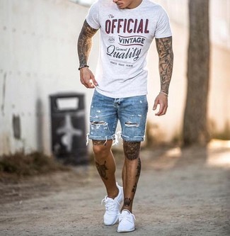 Navy Denim Shorts Outfits For Men: Make a grey print crew-neck t-shirt and navy denim shorts your outfit choice for an easy-to-create ensemble. White low top sneakers integrate brilliantly within a great deal of getups.