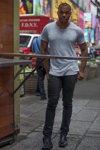 Grey Pants with Chelsea Boots Hot Weather Outfits For Men: The go-to for off-duty style? A grey crew-neck t-shirt with grey pants. Feeling brave? Jazz up this look by finishing off with chelsea boots.