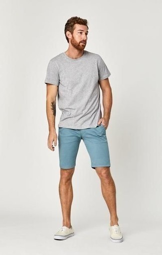 Grey Crew-neck T-shirt with Low Top Sneakers Outfits For Men In Their 20s: A grey crew-neck t-shirt and light blue shorts are a pairing that every dapper gent should have in his wardrobe. Finish off with a pair of low top sneakers and the whole look will come together. Casual getups for young gents aren't actually that hard, as you see here.