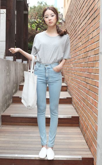 light blue jeans with grey shirt