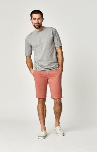 Pink Shorts with Crew-neck T-shirt Outfits For Men: This relaxed combination of a crew-neck t-shirt and pink shorts comes to rescue when you need to look cool and casual in a flash. Beige canvas low top sneakers tie the outfit together.