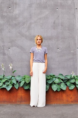Wide Leg Pants Outfits: This casual pairing of a grey crew-neck t-shirt and wide leg pants is super easy to put together in no time flat, helping you look chic and ready for anything without spending too much time going through your wardrobe.