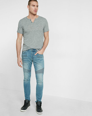 Grey Henley Shirt Outfits For Men: A grey henley shirt and light blue skinny jeans are wonderful menswear must-haves that will integrate really well within your day-to-day casual fashion mix. The whole outfit comes together when you introduce black leather high top sneakers to the mix.