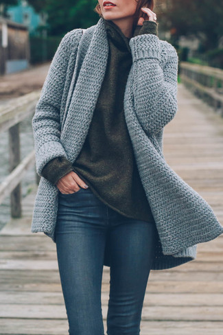 Charcoal Open Cardigan Outfits For Women: If it's comfort and functionality that you're searching for in an outfit, consider teaming a charcoal open cardigan with navy skinny jeans.