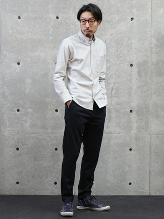 Navy and White Canvas High Top Sneakers Outfits For Men: A grey long sleeve shirt and black chinos are a pairing that every modern man should have in his casual wardrobe. Bring a dash of stylish effortlessness to by rounding off with a pair of navy and white canvas high top sneakers.