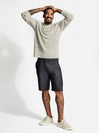 Grey Long Sleeve T-Shirt Outfits For Men: Consider teaming a grey long sleeve t-shirt with charcoal shorts for a relaxed outfit with a modern spin. When it comes to shoes, this ensemble is complemented well with beige canvas low top sneakers.