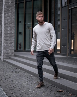 Charcoal Skinny Jeans Outfits For Men: This relaxed casual pairing of a grey long sleeve t-shirt and charcoal skinny jeans is a solid bet when you need to look great in a flash. Finishing with a pair of dark brown suede desert boots is a simple way to bring a sense of refinement to your outfit.