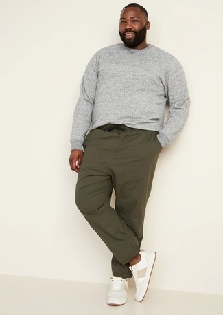 Grey Long Sleeve T-Shirt Outfits For Men: The pairing of a grey long sleeve t-shirt and olive chinos makes for a knockout casual ensemble. White leather low top sneakers fit right in here.