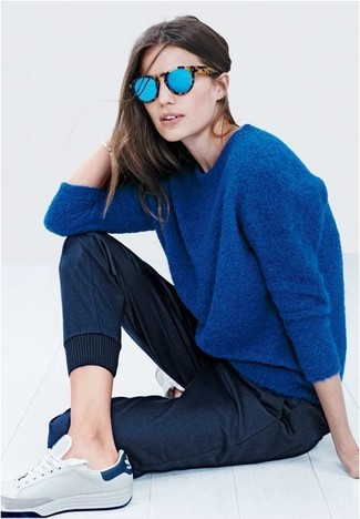 Blue Oversized Sweater Outfits: 