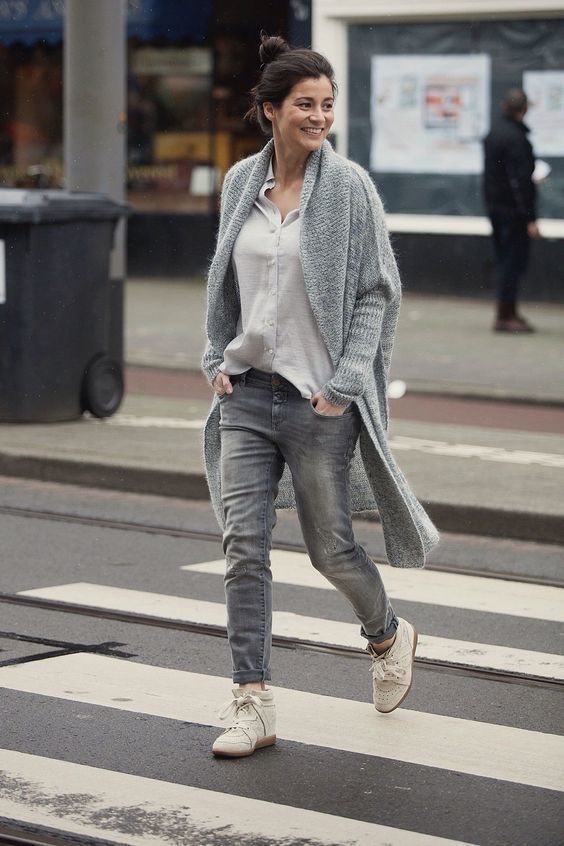 Women\'s Grey Chunky Open Cardigan, Beige Dress Shirt, Grey Jeans, Beige  Leather Wedge Sneakers | Lookastic