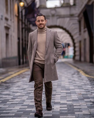 Beige Wool Turtleneck Outfits For Men: This polished combo of a beige wool turtleneck and dark brown dress pants is a common choice among the fashion-savvy chaps. If in doubt as to the footwear, stick to a pair of dark brown suede chelsea boots.