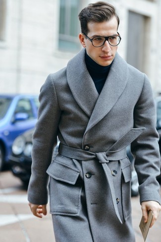 Grey Overcoat with Turtleneck Warm Weather Outfits: This combo of a grey overcoat and a turtleneck lies somewhere between elegant and off-duty.