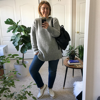Oxford Shoes Outfits For Women After 40: Why not marry a grey knit oversized sweater with blue boyfriend jeans? As well as very comfortable, both of these items look good married together. Feeling bold today? Polish off this outfit by finishing with a pair of oxford shoes.