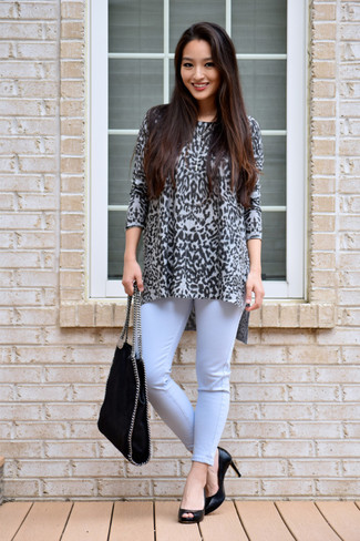 Women's Grey Leopard Oversized Sweater, Light Blue Skinny Jeans, Black Leather Pumps, Black Leather Tote Bag