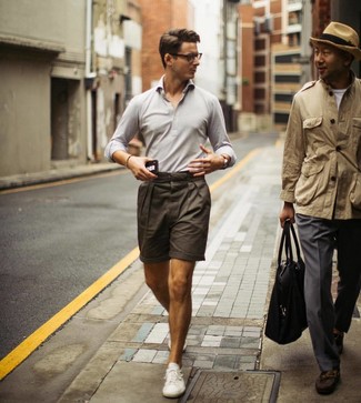 Tobacco Shorts Outfits For Men: A grey polo and tobacco shorts are among the crucial items in any modern man's well-balanced off-duty collection. A cool pair of white low top sneakers pulls this outfit together.