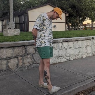 Dark Green Sports Shorts Outfits For Men: We all look for comfort when it comes to styling, and this bold casual combination of a grey floral polo and dark green sports shorts is a wonderful example of that. Throw in beige canvas low top sneakers to kick things up to the next level.