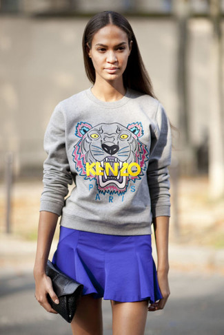 Grey Print Crew-neck Sweater Outfits For Women: Marrying a grey print crew-neck sweater with a blue pleated mini skirt is an on-point pick for a relaxed casual outfit.