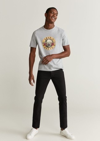 White Leather Low Top Sneakers Hot Weather Outfits For Men: For a casually cool outfit, consider teaming a grey print crew-neck t-shirt with black jeans — these items go nicely together. If in doubt as to what to wear on the shoe front, stick to white leather low top sneakers.