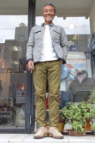 Tan Suede Desert Boots Outfits: This smart casual combination of a grey shirt jacket and olive chinos is super easy to throw together in no time, helping you look amazing and prepared for anything without spending a ton of time combing through your closet. The whole look comes together when you add tan suede desert boots to the mix.