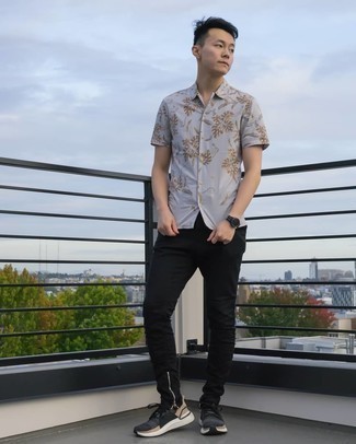 Grey Print Short Sleeve Shirt Outfits For Men: A grey print short sleeve shirt and black jeans are among the fundamental elements in any modern gent's great off-duty closet. Go down a more casual route in the footwear department by wearing black athletic shoes.