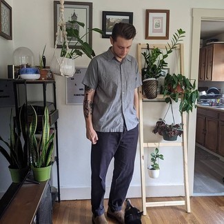 Grey Short Sleeve Shirt Outfits For Men: Stylish yet practical, this look features a grey short sleeve shirt and navy chinos. Introduce brown suede chelsea boots to this outfit for an instant style fix.
