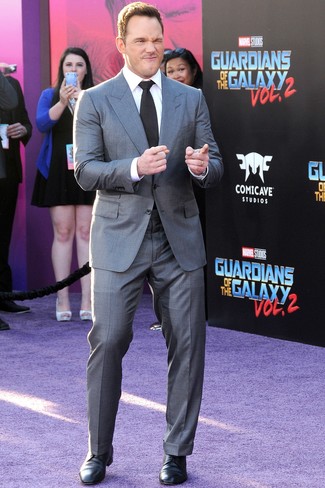 Chris Pratt wearing Grey Suit, White Dress Shirt, Black Leather Derby Shoes, Black Tie