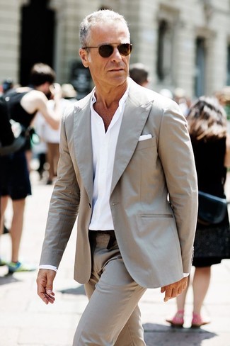 Brown Sunglasses Outfits For Men After 50: If you like functional combos, consider teaming a grey suit with brown sunglasses. This outfit shows that looking fashionable at 50 and beyond is not that daunting a task.