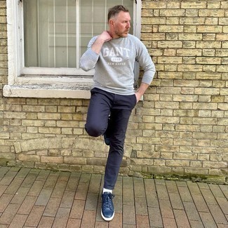 Grey Print Sweatshirt Outfits For Men: Choose a grey print sweatshirt and navy chinos if you seek to look casually cool without spending too much time. A pair of navy leather low top sneakers is a savvy option to finish your getup.