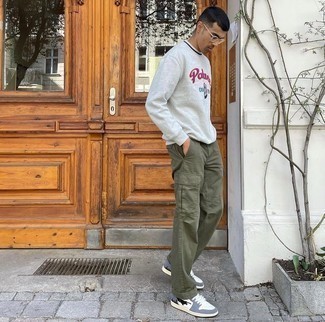Cargo Pants Outfits: This pairing of a grey print sweatshirt and cargo pants looks put together and makes any man look infinitely cooler. For maximum effect, introduce a pair of grey leather low top sneakers to the equation.