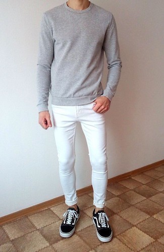 White No Show Socks Outfits For Men: Choose practicality by wearing a grey sweatshirt and white no show socks. Let your outfit coordination chops really shine by rounding off your look with black and white canvas low top sneakers.