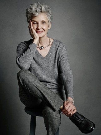 Oxford Shoes Outfits For Women After 60: A grey v-neck sweater looks especially nice when paired with charcoal wool dress pants in a laid-back look. A pair of oxford shoes immediately bumps up the oomph factor of your outfit.