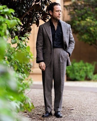This pairing of a grey wool suit and a navy dress shirt couldn't possibly come across other than devastatingly dapper and refined. If you want to easily play down this ensemble with one single piece, why not introduce a pair of navy leather loafers to the mix?