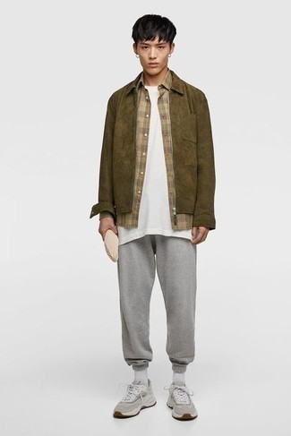 Olive Harrington Jacket Outfits: This casual combination of an olive harrington jacket and grey sweatpants is very easy to throw together without a second thought, helping you look awesome and ready for anything without spending too much time searching through your wardrobe. Inject a more laid-back spin into this outfit with a pair of grey athletic shoes.