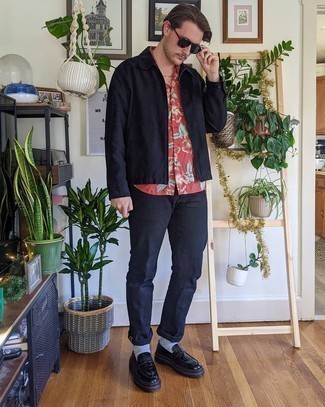 Red Floral Short Sleeve Shirt Outfits For Men: For a relaxed outfit, marry a red floral short sleeve shirt with black jeans — these items fit perfectly well together. A pair of black leather loafers easily amps up the style factor of this getup.