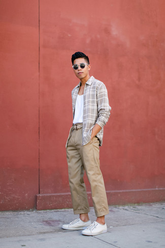 Tank Outfits For Men: This pairing of a tank and khaki chinos is the perfect foundation for an infinite number of dapper combinations. Introduce a pair of white leather low top sneakers to the mix and off you go looking spectacular.