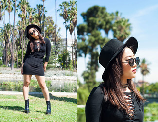 Black Leather Necklace Outfits: 