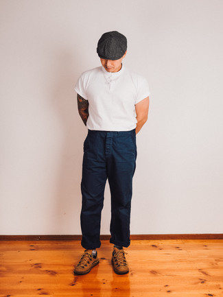 Charcoal Herringbone Flat Cap Outfits For Men: Stay stylish and comfortable on weekend days by opting for a white henley shirt and a charcoal herringbone flat cap. A cool pair of tobacco suede work boots is an effective way to upgrade this ensemble.