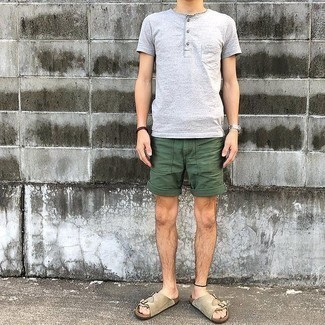 Suede Sandals Outfits For Men: Undeniable proof that a grey henley shirt and olive shorts are awesome when matched together in a relaxed ensemble. Add a more relaxed finish to by sporting a pair of suede sandals.