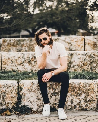 Black Skinny Jeans with Low Top Sneakers Outfits For Men: Wear a white henley shirt with black skinny jeans to achieve an extra sharp and street style ensemble. If you want to feel a bit more elegant now, complement this ensemble with a pair of low top sneakers.